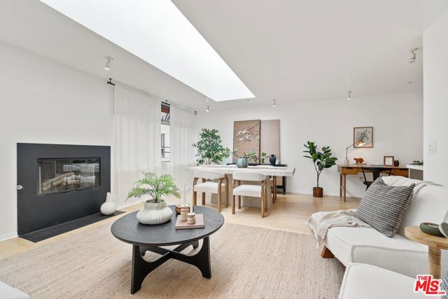 5806 Waring Avenue, Los Angeles CA: https://media.crmls.org/mediaz/b0000cfa-5a6c-48f1-8859-72ebe1aa0688.jpg