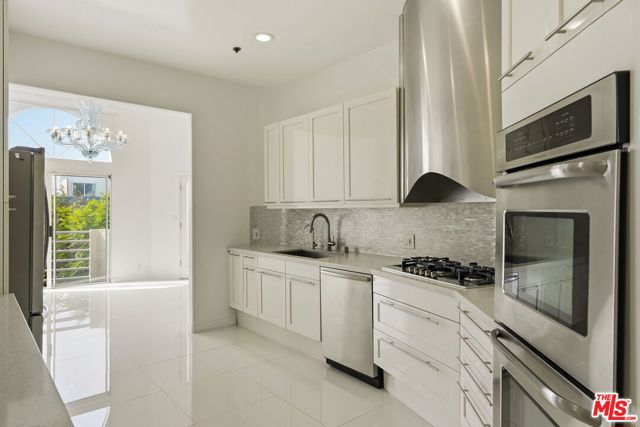 840 N Croft Avenue, Los Angeles CA: https://media.crmls.org/mediaz/b0007a07-ba69-49a3-b9db-4e246dc34ebc.jpg