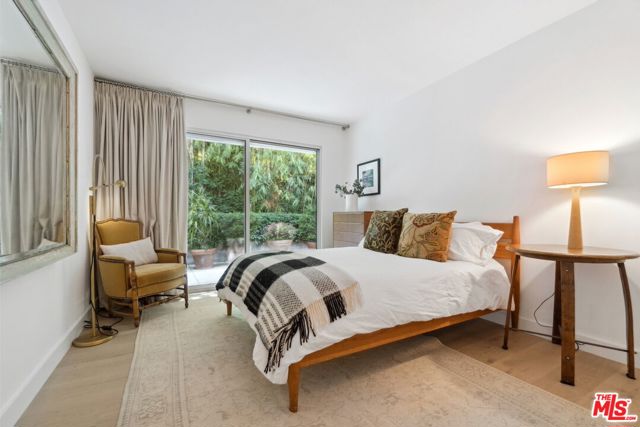 1726 Stone Canyon Road, Los Angeles CA: https://media.crmls.org/mediaz/b00230a5-33e3-4426-9a5b-6e00850717ba.jpg