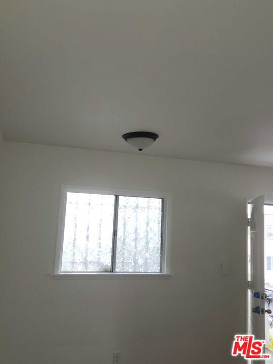 3305 W 21st Street, Los Angeles CA: https://media.crmls.org/mediaz/b0028551-c74c-4603-8fbf-3af12034da31.jpg