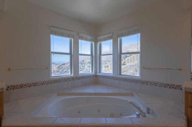 27606 Prestancia Circle, Salinas CA: https://media.crmls.org/mediaz/b002ac0e-99c3-4021-90b5-0aa85817fb69.jpg