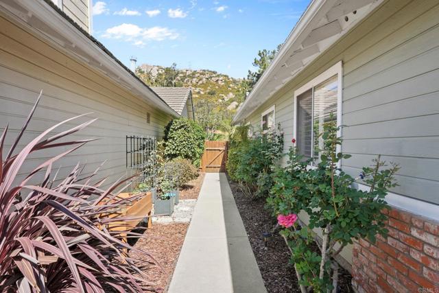 Detail Gallery Image 10 of 29 For 1213 Bitterbush Ln, El Cajon,  CA 92019 - 3 Beds | 2 Baths