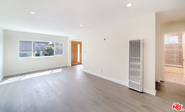 635 WESTMINSTER Avenue, Venice CA: https://media.crmls.org/mediaz/b00407f2-91ad-4cda-9022-7ec4baf44080.jpg