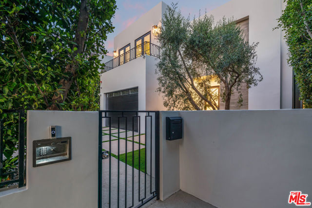 636 N Kilkea Drive, Los Angeles CA: https://media.crmls.org/mediaz/b0041873-bfce-45e9-a631-4230ad21e02d.jpg
