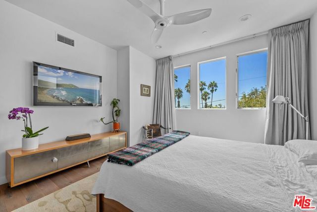 3623 1/2 S Centinela Avenue, Los Angeles CA: https://media.crmls.org/mediaz/b0053b2b-c149-44fb-8dab-dbb68b3bd83a.jpg