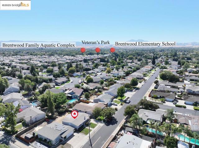 798 Oak St, Brentwood CA: https://media.crmls.org/mediaz/b0056d22-2e9a-4671-8eec-e625efb7d33b.jpg
