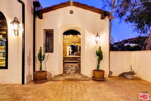 2570 Nichols Canyon Road, Los Angeles CA: https://media.crmls.org/mediaz/b0074559-6b00-4307-b93f-d8043fe0381b.jpg