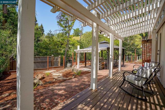 24 Ray Ct, Alamo CA: https://media.crmls.org/mediaz/b007c2f1-02e3-4712-862c-f0a5ba307c12.jpg