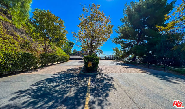117 Navajo Lane, Topanga CA: https://media.crmls.org/mediaz/b007d7bf-b3f3-4b42-bce2-7c437ed50eae.jpg