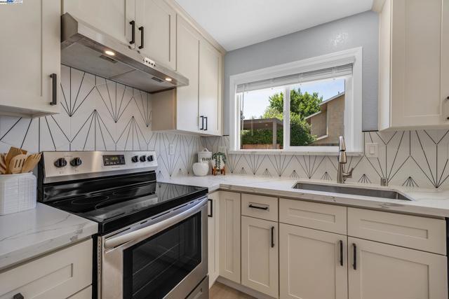 2236 Oakland Ave, Pleasanton CA: https://media.crmls.org/mediaz/b0082623-dcde-4873-9e25-16b3da38584e.jpg