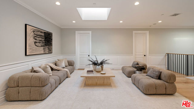 491 N Tigertail Road, Los Angeles CA: https://media.crmls.org/mediaz/b009170b-a355-4b1b-bac1-631c9fe6bf1b.jpg