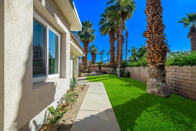 77787 Saint Croix Drive, Palm Desert CA: https://media.crmls.org/mediaz/b0095f38-19f3-4e22-86b4-46bc42d46c8a.jpg