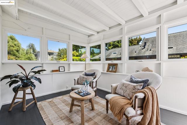 3019 Benvenue Ave, Berkeley CA: https://media.crmls.org/mediaz/b00adf23-10f8-4b57-845a-5071bb8fca56.jpg