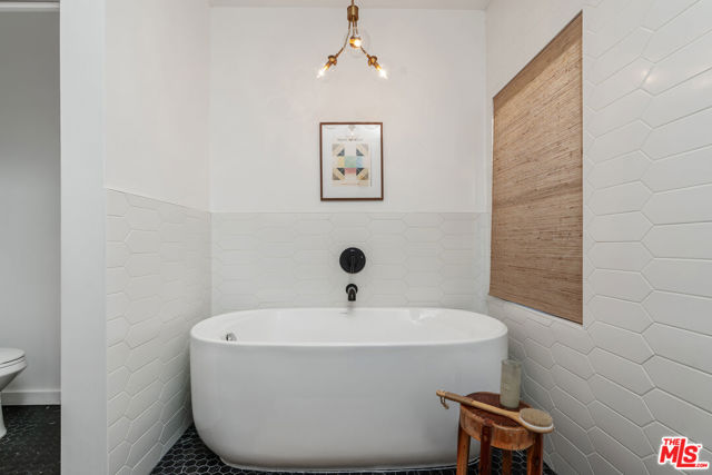 1280 S Sycamore Avenue, Los Angeles CA: https://media.crmls.org/mediaz/b00b3675-0aa7-4646-9c8b-58e1c70d74d4.jpg