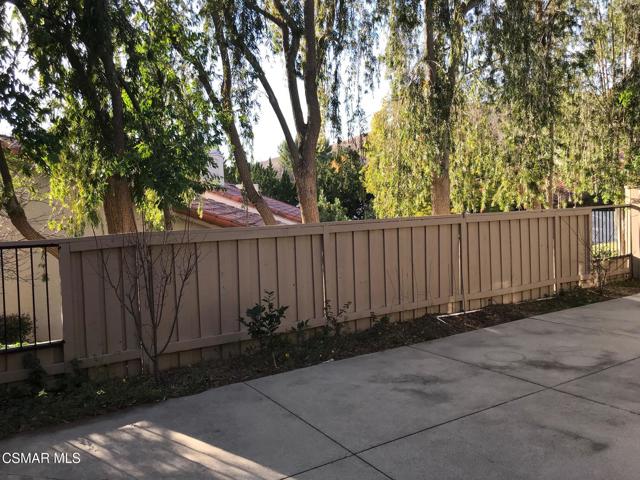637 Arroyo Oaks Drive, Westlake Village CA: https://media.crmls.org/mediaz/b00b4dc8-8f0e-4ff5-9312-47cd80215643.jpg