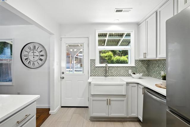 4030 Edwards Ave, Oakland CA: https://media.crmls.org/mediaz/b00b6ccf-0369-4687-95aa-4e42f41d85a7.jpg