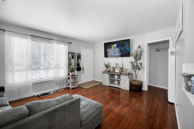 21926 Victory Dr, Hayward CA: https://media.crmls.org/mediaz/b00bfaf2-77de-44ef-8ea1-7e76ea93c92c.jpg