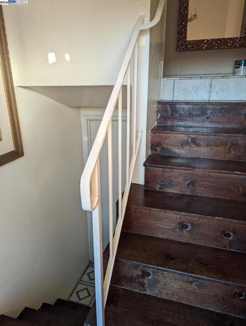 208 Appian Way, Union City CA: https://media.crmls.org/mediaz/b00c3bed-4a06-4524-b099-f33da2d8d04a.jpg