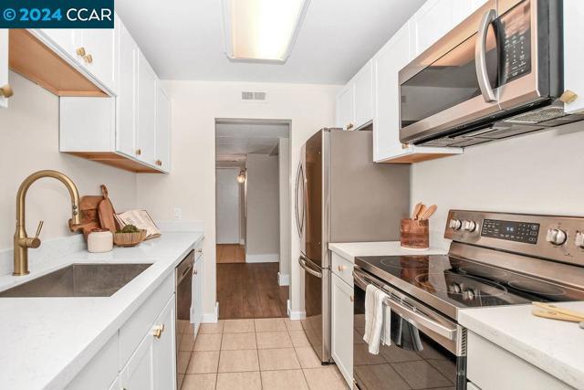 490 N Civic Drive, Walnut Creek CA: https://media.crmls.org/mediaz/b00d6ee3-bda4-4e7f-973d-925435bcb094.jpg