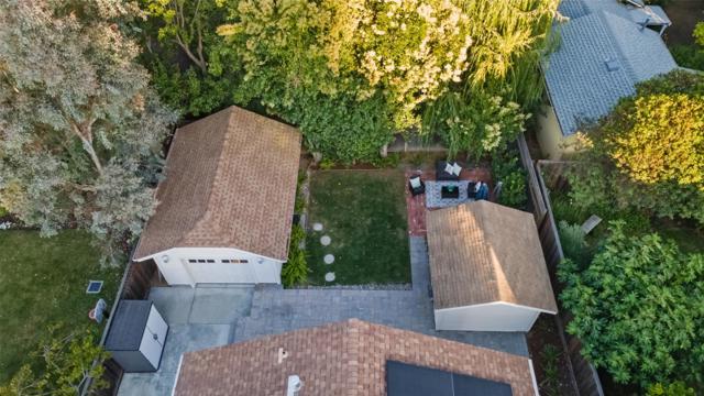 2061 Valparaiso Avenue, Menlo Park CA: https://media.crmls.org/mediaz/b00e2987-0e74-4a92-95d1-ec0032bef0d0.jpg