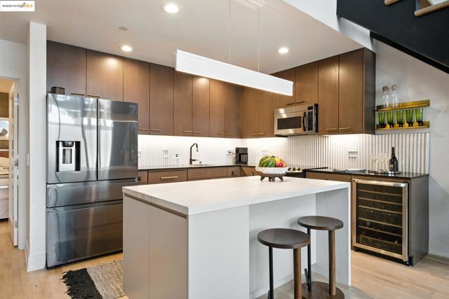 311 Oak St, Oakland CA: https://media.crmls.org/mediaz/b00e958d-bf29-457c-98bf-24572c367c6e.jpg