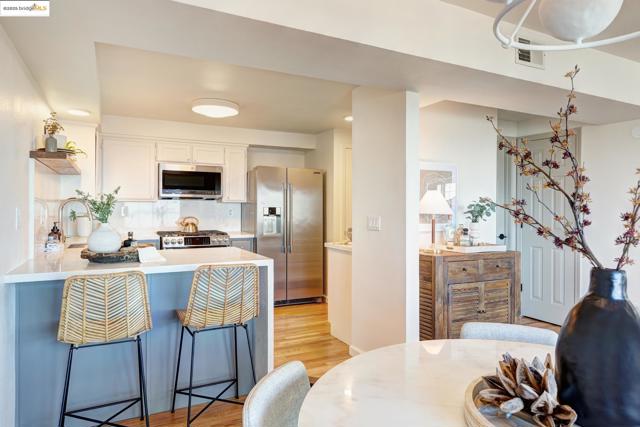 4353 Terrabella Way, Oakland CA: https://media.crmls.org/mediaz/b00f0fa1-5ba2-4366-b952-218478bd5261.jpg