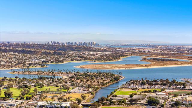 5259 Pacifica Dr, San Diego CA: https://media.crmls.org/mediaz/b010e9bf-849a-43a8-b672-c101340ad317.jpg