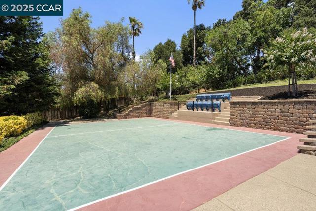 825 Bertram St, Walnut Creek CA: https://media.crmls.org/mediaz/b0112b31-1c5b-4369-8085-0078cc9190e0.jpg