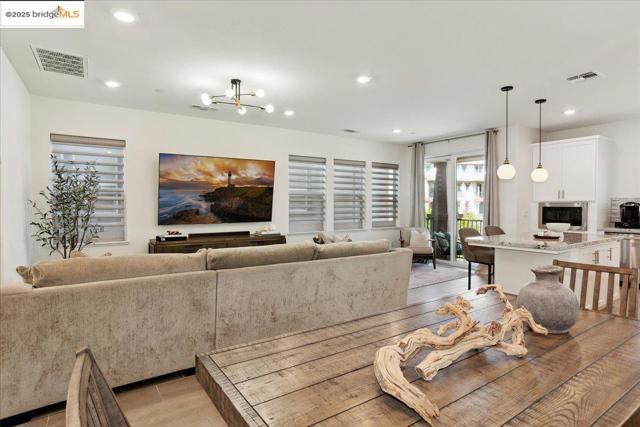 2712 Via Vicenza, San Ramon CA: https://media.crmls.org/mediaz/b011fc07-eb2f-4acf-a942-5a78b312be71.jpg