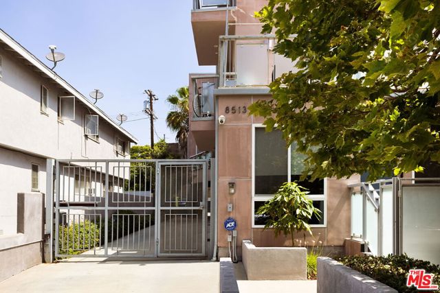 8513 Cashio Street, Los Angeles CA: https://media.crmls.org/mediaz/b0124c00-d7bd-43a8-b68a-bc2e52b1991c.jpg