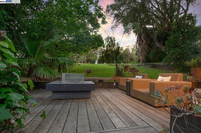 391 Oak Ln, Pleasanton CA: https://media.crmls.org/mediaz/b0125e00-feb8-4030-80c5-11b54205dcd6.jpg