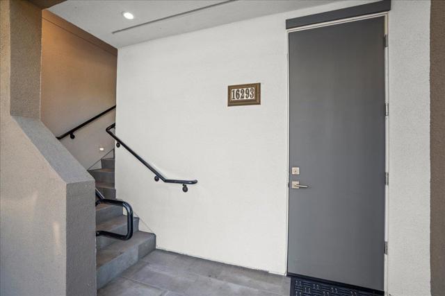 16293 Gellatt Court, Los Gatos CA: https://media.crmls.org/mediaz/b0128686-6f51-4e4f-a55e-df806abcc1a8.jpg