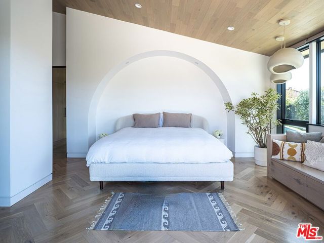 4587 Don Felipe Drive, Los Angeles CA: https://media.crmls.org/mediaz/b012ac64-83b9-4872-aa60-2926476ea6e4.jpg