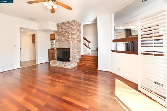 319 Oak Glen Ct, Martinez CA: https://media.crmls.org/mediaz/b013199c-20de-488b-8f34-d1b2d8de3d25.jpg