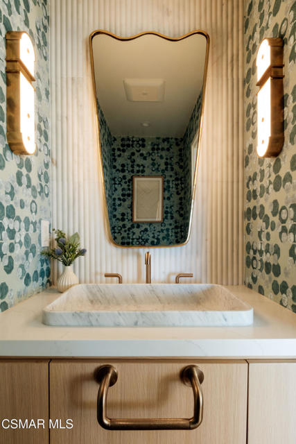 6813 Seawatch Lane, Malibu CA: https://media.crmls.org/mediaz/b0146c4b-d1aa-47d0-aa51-09293eebafc3.jpg
