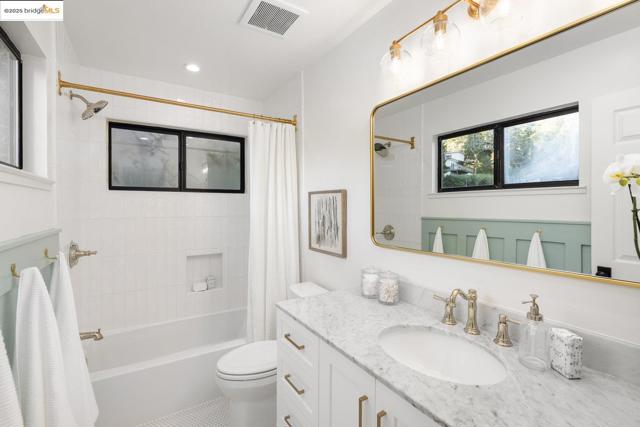 6566 Chelton Dr, Oakland CA: https://media.crmls.org/mediaz/b0147f7b-3471-4189-974d-2bbce56a3427.jpg