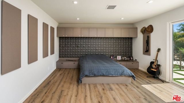 10555 Art Street, Sunland CA: https://media.crmls.org/mediaz/b0159e4d-2317-4d00-987d-d7e42625960f.jpg