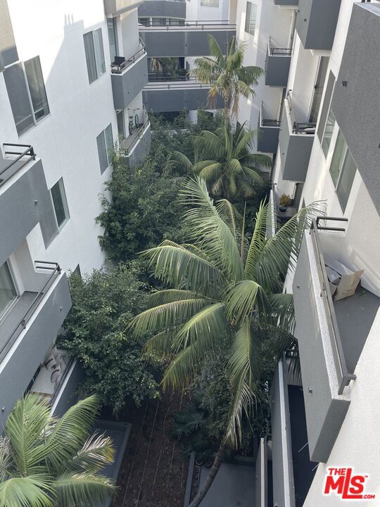 https://media.crmls.org/mediaz/b016125f-b346-4de1-a7e9-f2ce06766859.jpg?preset=X-Large
