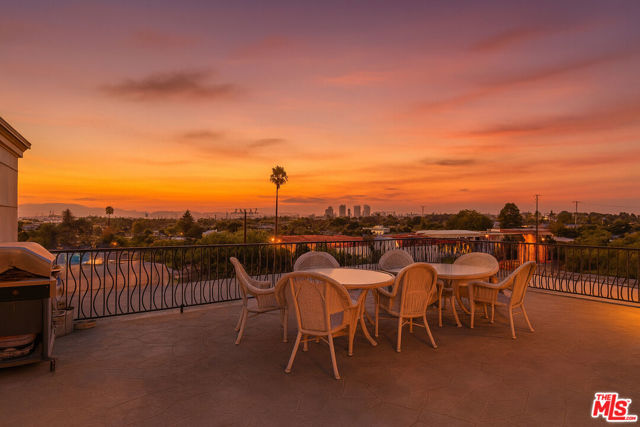 3401 S Bentley Avenue, Los Angeles CA: https://media.crmls.org/mediaz/b01613a4-d246-4085-b223-1243584f5954.jpg