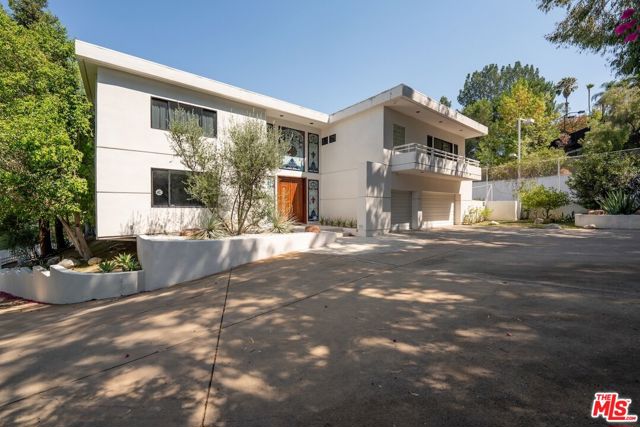 15656 Crownridge Place, Sherman Oaks CA: https://media.crmls.org/mediaz/b01637aa-889d-46ea-871a-d1ba5c18b232.jpg