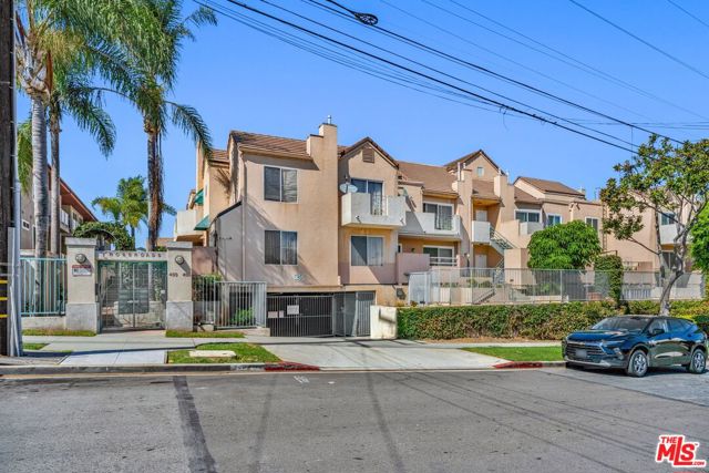 433 E Tamarack Avenue, Inglewood CA: https://media.crmls.org/mediaz/b016f9cd-1618-4a16-84bb-20f9409ea266.jpg