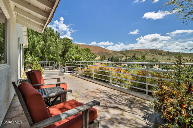 1117 Woodridge Avenue, Thousand Oaks CA: https://media.crmls.org/mediaz/b0178a14-8bc5-4fc2-8ac1-3e4440bcaffb.jpg