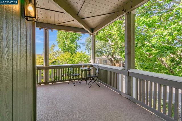 2900 Tice Creek Dr, Walnut Creek CA: https://media.crmls.org/mediaz/b017deb6-a8e6-4be8-b262-a471dc6c93f4.jpg