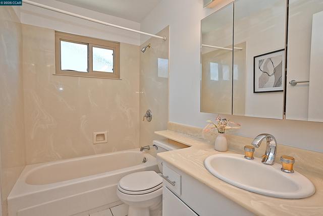 1524 Martindale Dr, Martinez CA: https://media.crmls.org/mediaz/b01935c5-70ea-40e3-8190-c63f7575e634.jpg