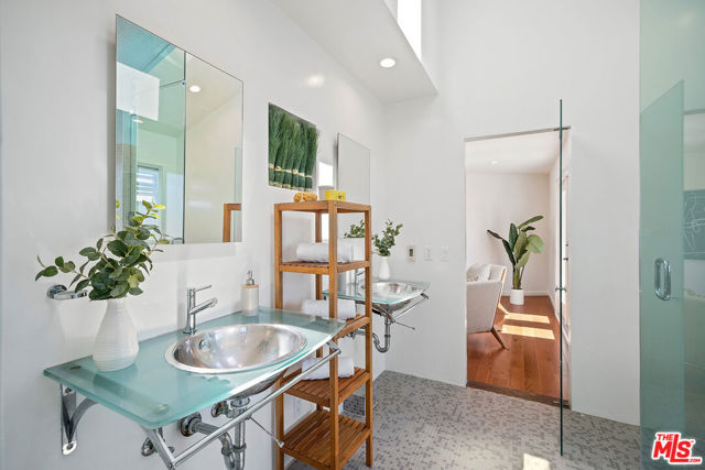7145 Trask Avenue, Playa del Rey CA: https://media.crmls.org/mediaz/b0194cd3-0b3f-47bc-8c43-4c5b78f05dcb.jpg