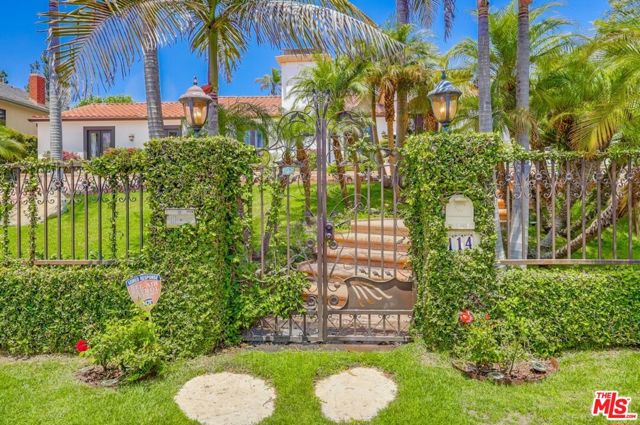 114 S Layton Drive, Los Angeles CA: https://media.crmls.org/mediaz/b01a80e7-acf3-47b0-9d84-1a58cfe87493.jpg