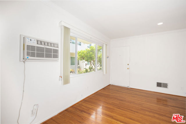 256 S Doheny Drive, Beverly Hills CA: https://media.crmls.org/mediaz/b01b8f2b-93ba-485a-93a2-85a6f30119b2.jpg