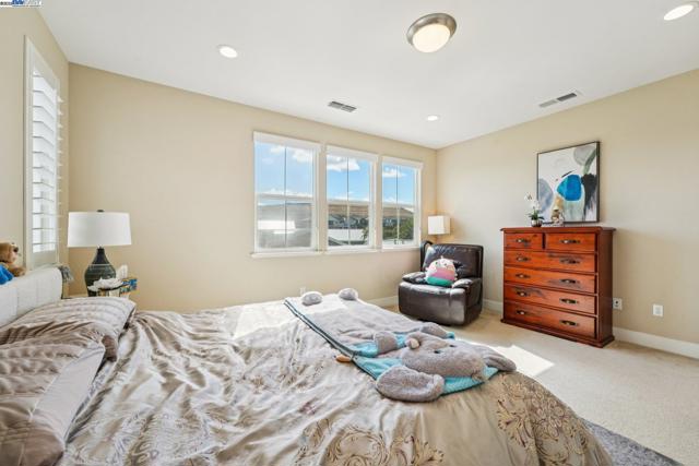 7213 Calistoga Ln, Dublin CA: https://media.crmls.org/mediaz/b01c0ad3-5e8e-4a90-b785-90763cc199cc.jpg