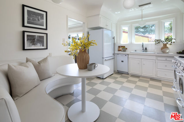 3987 Roxton Avenue, Los Angeles CA: https://media.crmls.org/mediaz/b01ca553-ef9a-473c-9018-445f60821fa4.jpg