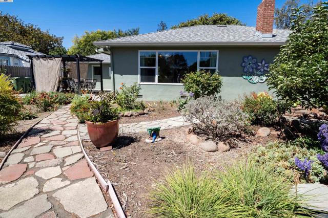4670 Eggers Dr, Fremont CA: https://media.crmls.org/mediaz/b01cbed5-013d-4673-9fba-3068dc23f37f.jpg